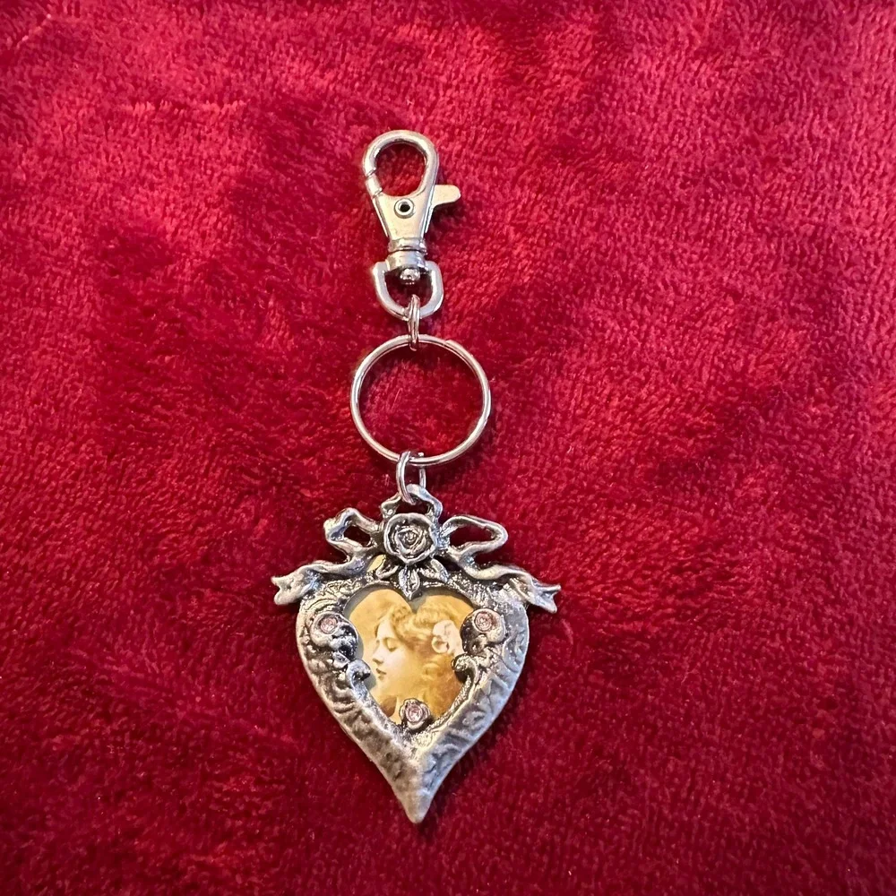 Vintage Style Heart Photo Frame Keychain Silver Tone Pink Rhinestone Bow Rose
